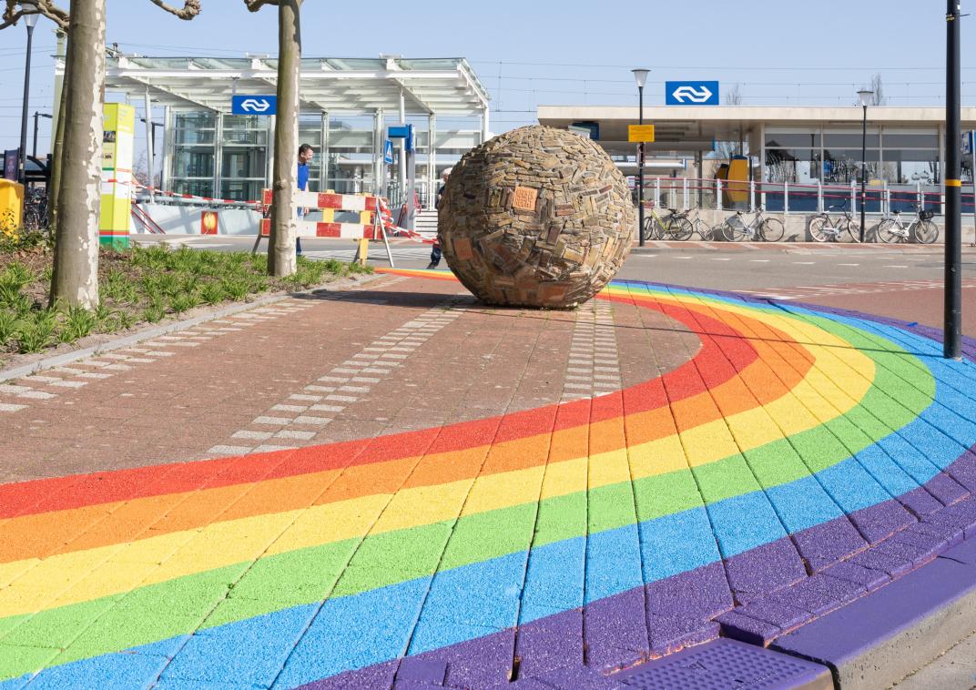 Regenboogpad vlag bij het station van Schagen