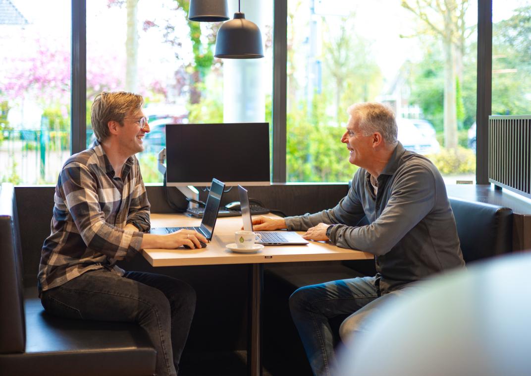 Twee collega's gezellig aan het werk