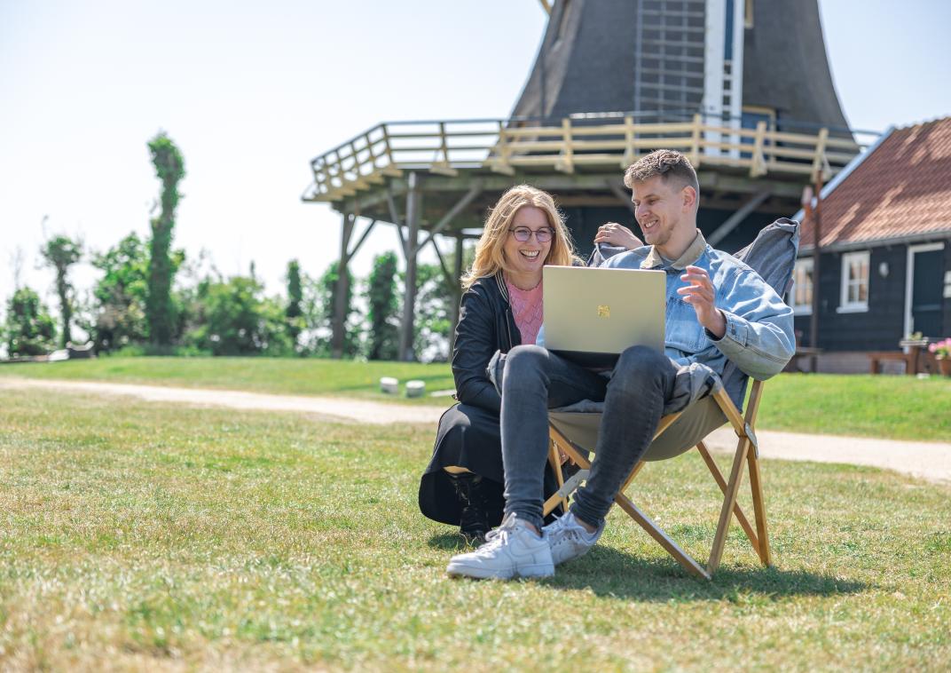 Twee collega's die werken op locatie