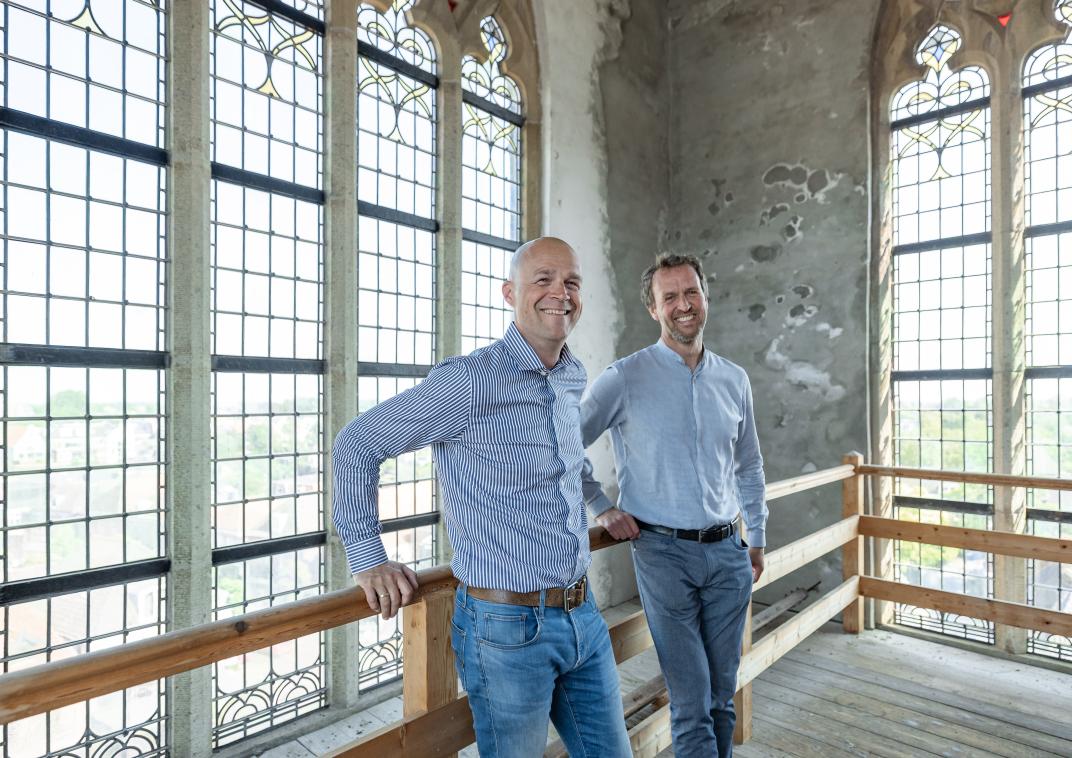 twee collega's in gesprek