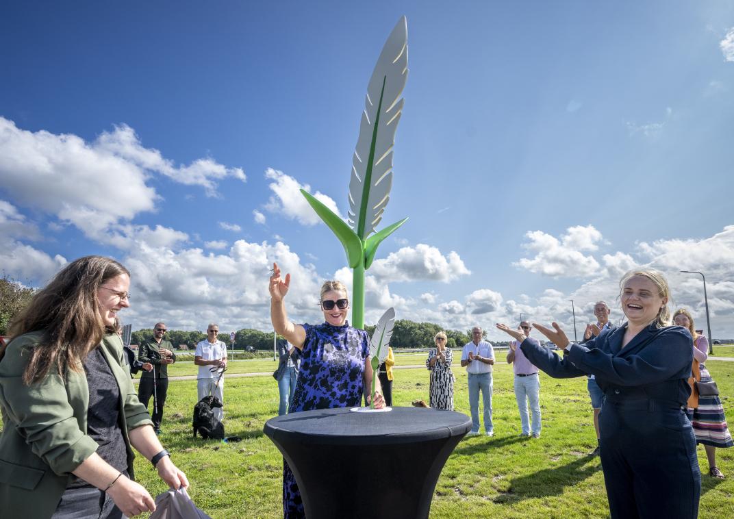 Onthulling van het kunstwerk door wethouder Puck de Nijs-Visser