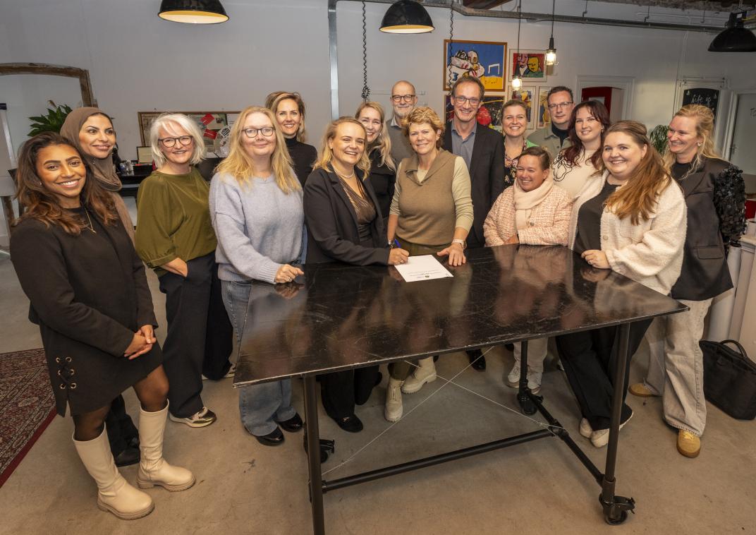 de ondertekenaars van het convenant zijn: M.Hendriks – Kappio Kinderopvang  L.Bakker – Hoi Pipeloi, P.Komrij – Fun 4 Kids, M. de Wit – SKRS, J.de Jong- Blosse Kinderopvang, A.Hietbrink – Stichting Sarkon, A.Goverts – Stichting Kopwerk, N.Admiraal – Stichting Surplus, B.Kooij – Bloem Kinderopvang, S.Kruijer – SWV Kop van Noord-Holland PO, M.Slot en wethouder P.de Nijs-VIsser – Gemeente Schagen