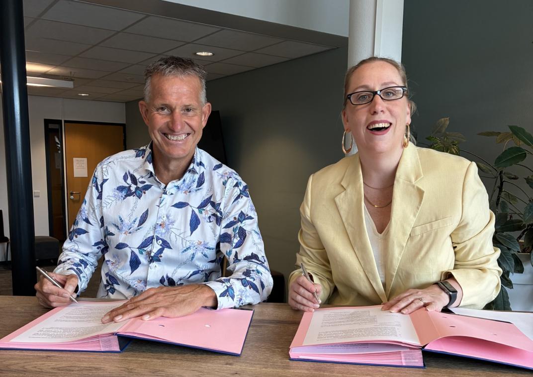 Wethouder Kruijer en directeur-bestuurder Wooncompagnie