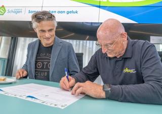 Ondertekening inclusie akkoord met op de foto wethouder Sigge van der Veek en Marcel van Baar