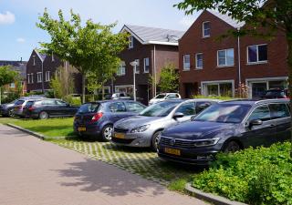 Woonwijk met parkeren aan de rand van de buurt of in groepen