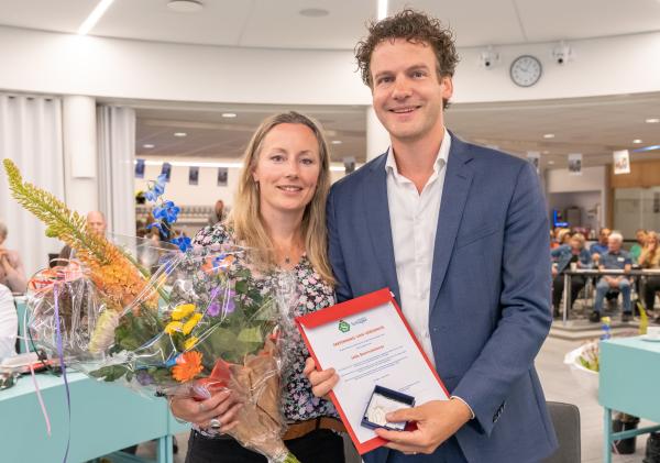 Jelle Beemsterboer met zijn vrouw en Erepenning