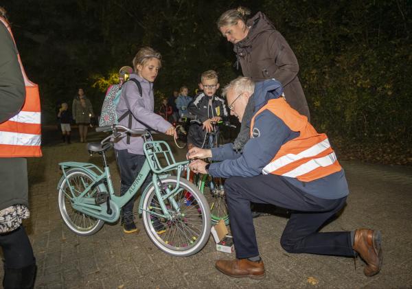 Veilig fietsen in het donker: voorlichting en lichtjesactie bij Sportpark Groenoord