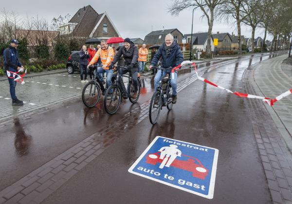 Opening fietsstraat Kalverdijk in Tuitjenhorn Opening fietsstraat Kalverdijk in Tuitjenhorn