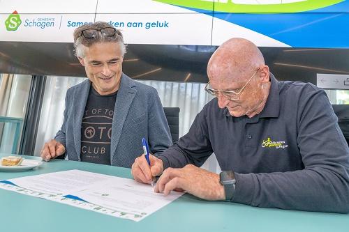 Ondertekening inclusie akkoord met op de foto wethouder Sigge van der Veek en Marcel van Baar