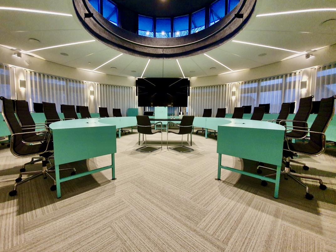 Raadzaal opgesteld voor een huwelijk