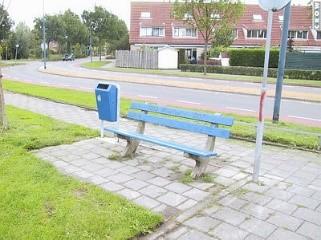 Het verwijderen van onkruid rondom obstakels