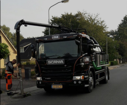 iemand die de kolken reinigt in de straat