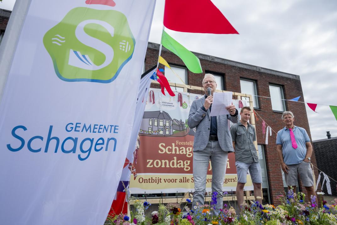 Wethouder Hans Heddes opent de vernieuwde Schagerweg
