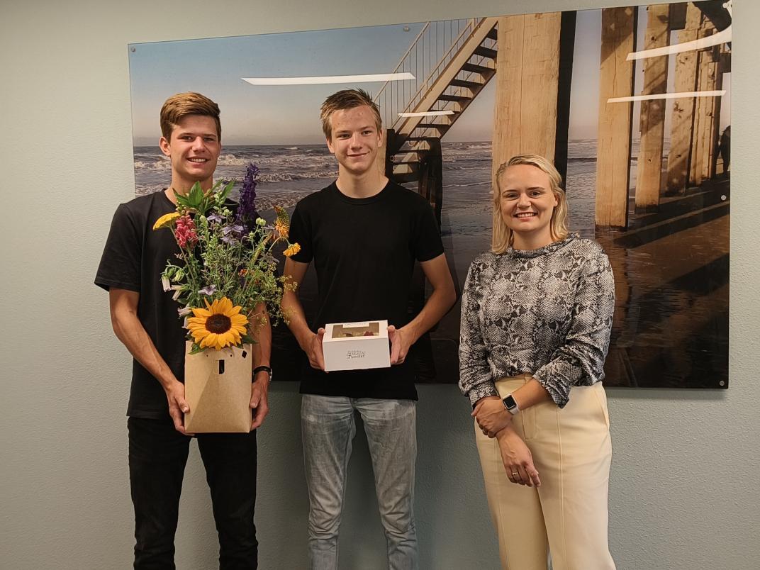 Wethouder Puck de Nijs - Visser op de foto met Jari Ploeger(17) en Martijn Koning(19)