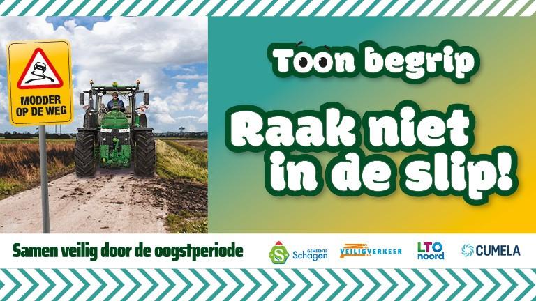 Foto van een tractor met modder op de weg