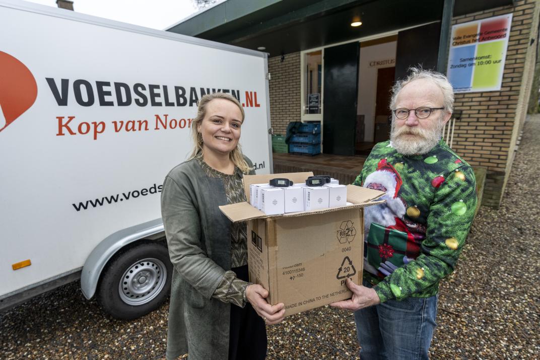 stappentellers gedoneerd aan voedselbank