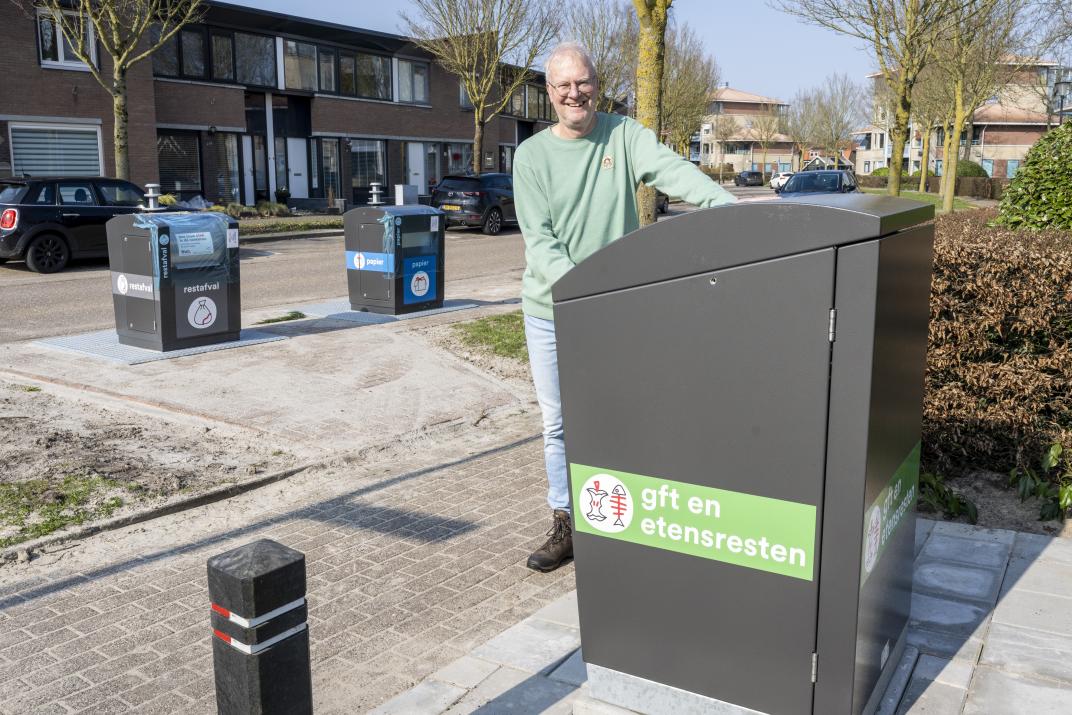 Wethouder Hans Heddes toont de nieuwe ondergrondse containers