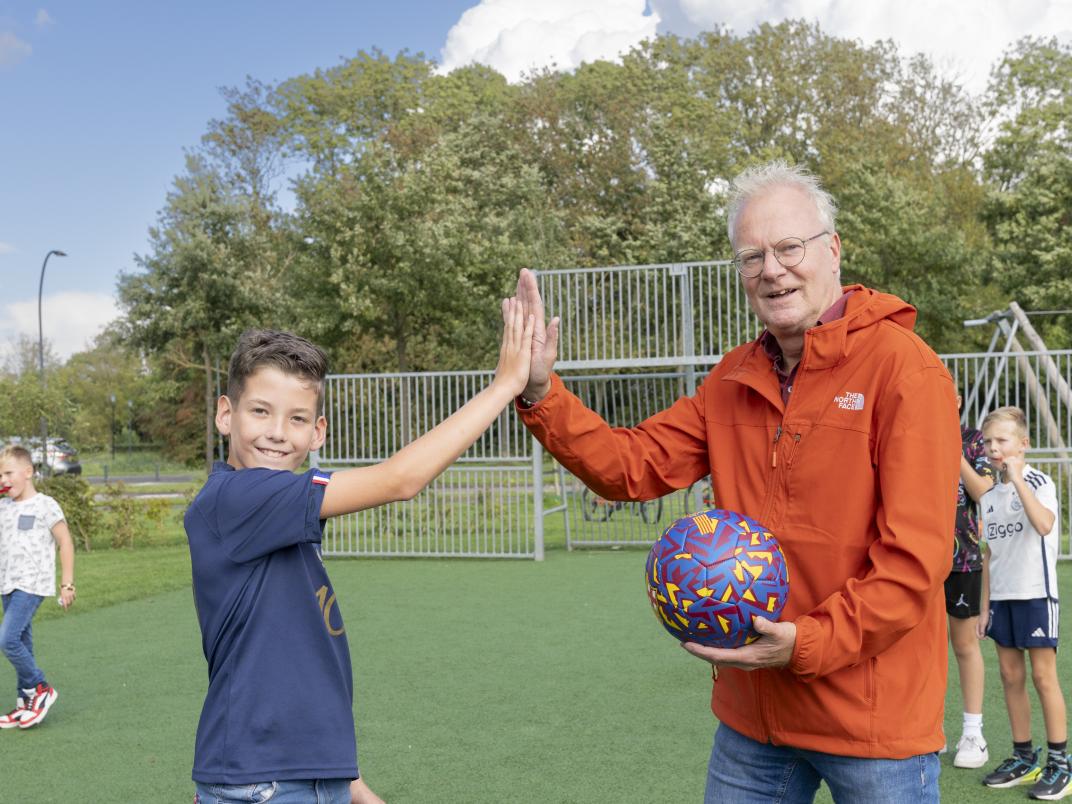 Wethouder Hans Heddes en voetbaltalent Lucas Hoosemans