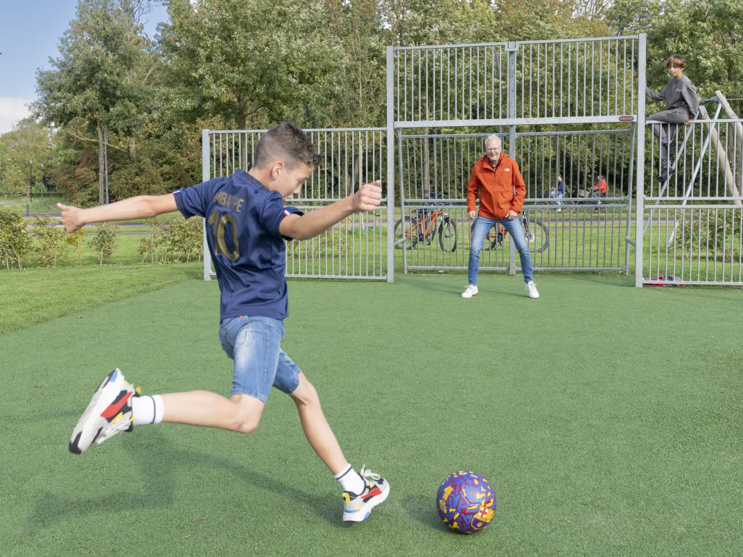 Wethouder Hans Heddes en voetbaltalent Lucas Hoosemans