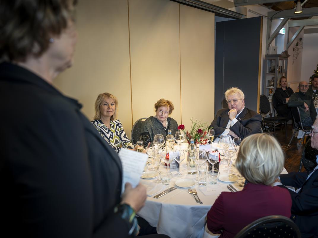 Erepenning van Verdienste van Schagen aan Winfred de Nijs in Warmenhuizen