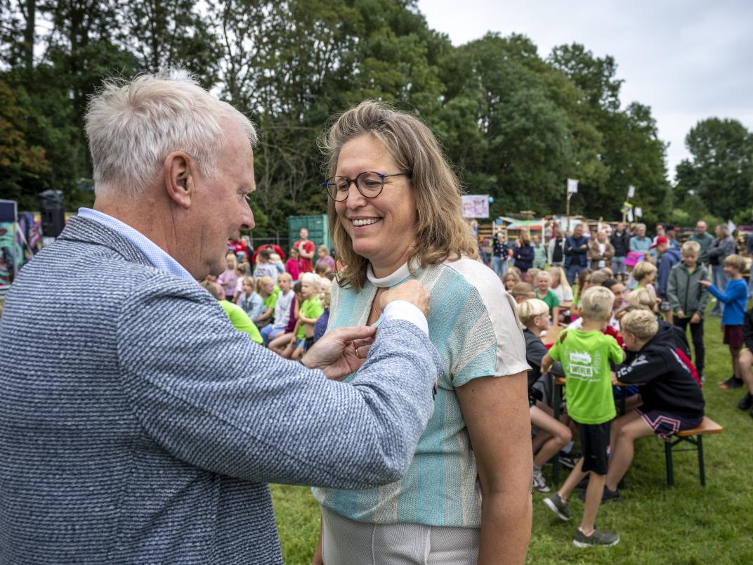 Schager Compliment voor Irene Zutt-Sijm uitgereikt door wethouder Hans Heddes
