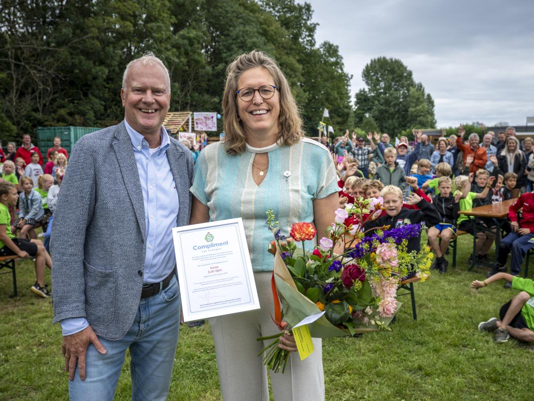 Schager Compliment voor Irene Zutt-Sijm uitgereikt door wethouder Hans Heddes
