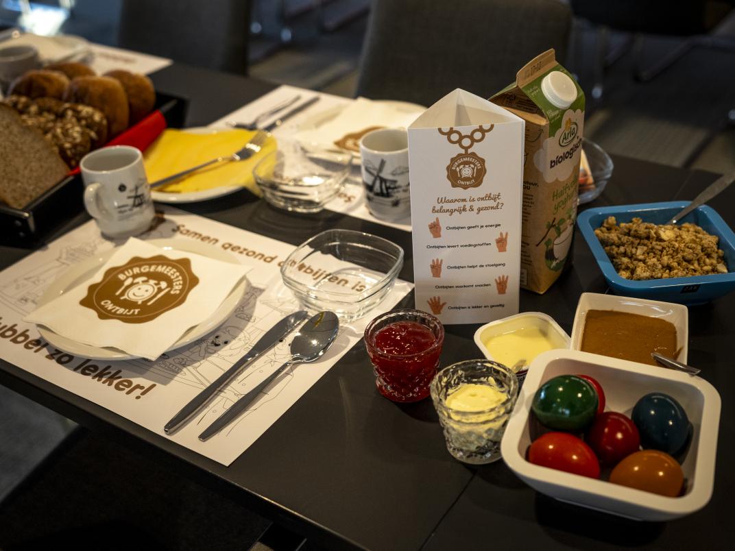 Gedekte tafel met een gezond ontbijt