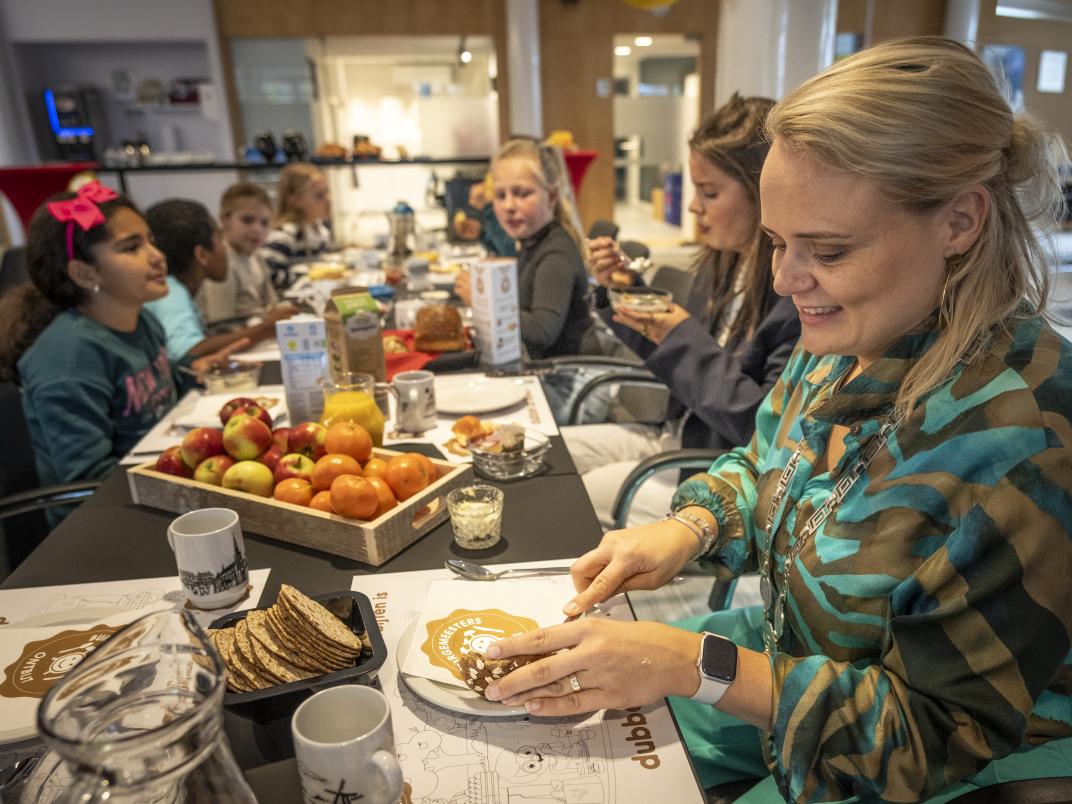 Wethouder Puck de Nijs aan het ontbijt met kinderen van groep 6