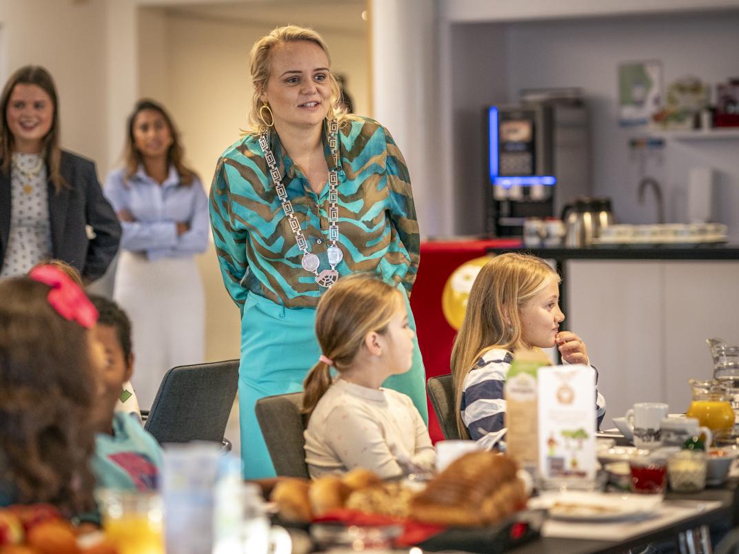 Wethouder Puck de Nijs in gesprek met de kinderen