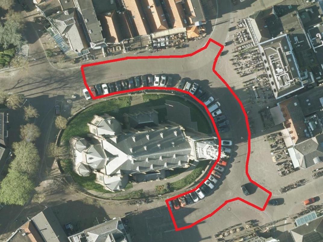 Bovenaanzicht de Markt met rode lijn waar de afsluiting is