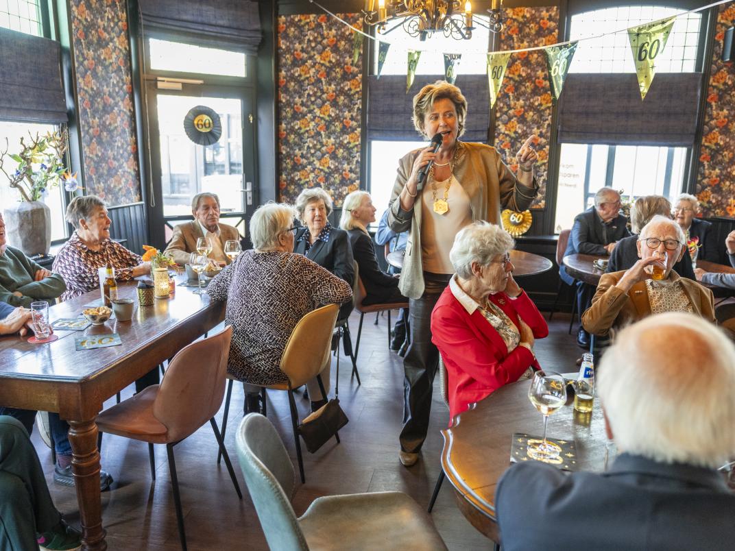 Burgemeester Marjan van Kampen in gesprek met de bruidsparen