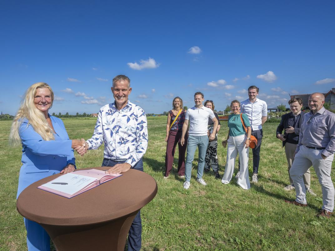 Overeenkomst Schagen Oost door wethouder Simco Kruijer en gedeputeerde Esther Rommel